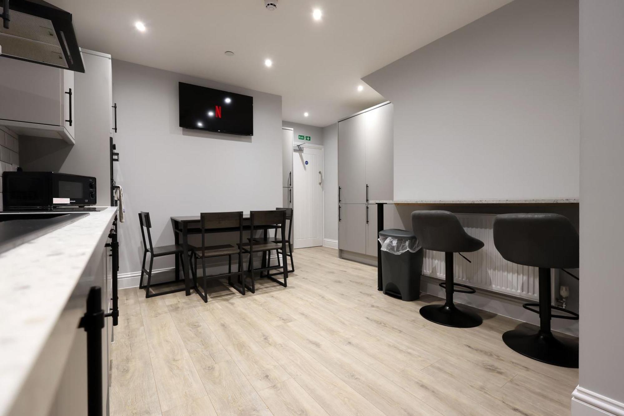 En-Suite Double Rooms, Smart Tv Comfy Style Llanelli Exterior photo