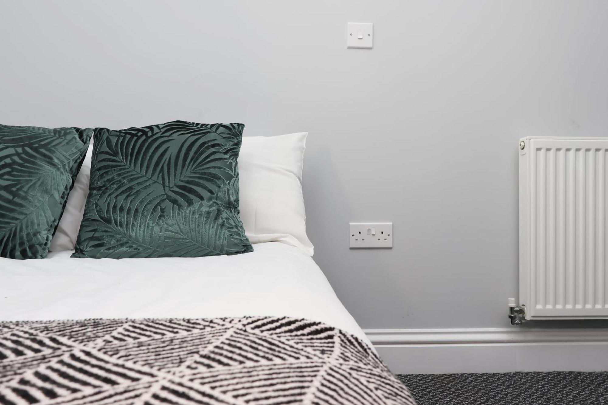 En-Suite Double Rooms, Smart Tv Comfy Style Llanelli Exterior photo