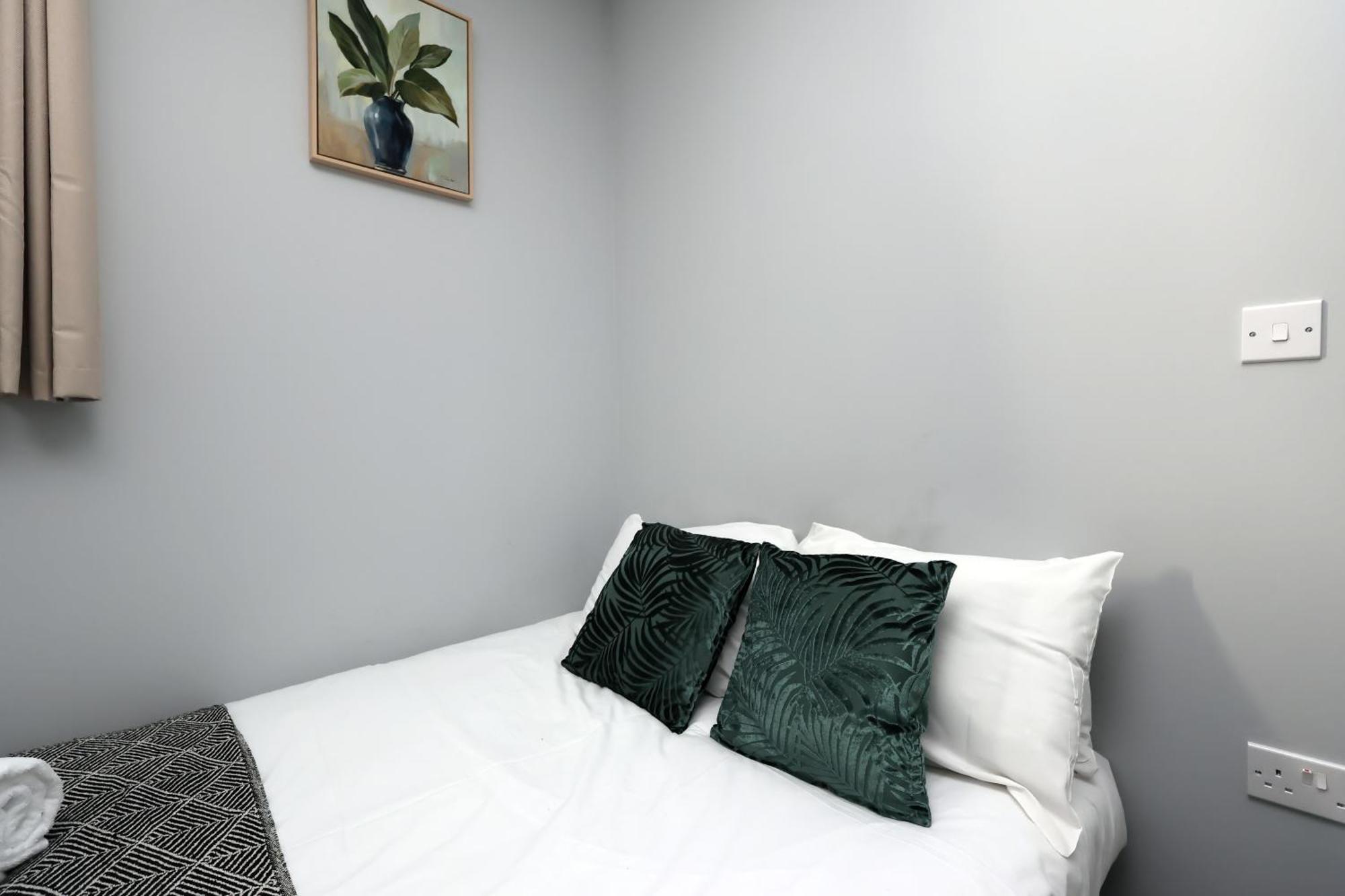En-Suite Double Rooms, Smart Tv Comfy Style Llanelli Exterior photo